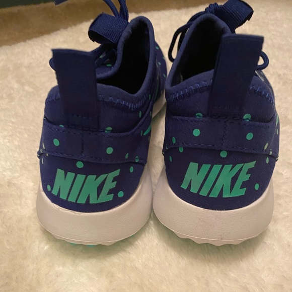 Women’s Size 7.5 Nike Juvenates - Picture 3 of 4